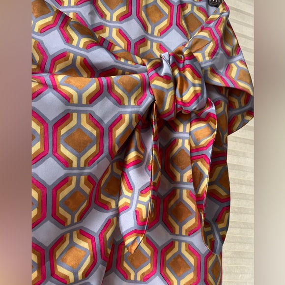 Stylish Babaton mock wrap skirt. Size 2, vibrant, lightweight & breezy. - Picture 7 of 9